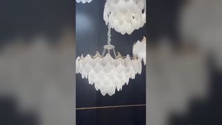 Lampu Gantung Kristal Dipasang di Langit-Langit Modern Bergaya Dan Mewah Untuk Dekorasi Rumah
