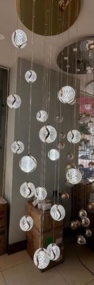 Villa Hotel Loft Tangga Lampu Gantung Perlengkapan Desain Modern Akrilik Bergelombang Bola Pendant Lampu Dengan LED Light Strip