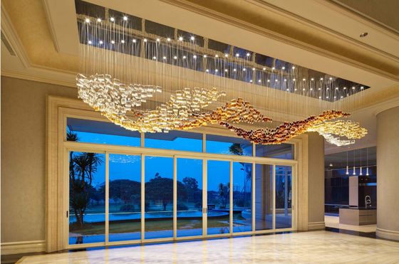 Hotel Lobby Custom Glass Chandelier Dengan Kuningan Dan Aksen Kristal