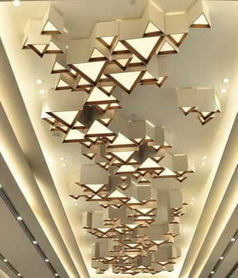 Non-Standar Custom Hotel Engineering Lampu Departemen Penjualan Banquet Hall Kombinasi Segitiga Geometri Lampu Langit-langit LED