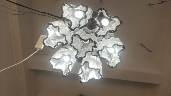 Modern klasik sederhana putih LED cahaya bentuk bunga rangka logam menggantung kristal lentera untuk dekorasi ruang pernikahan langit-langit kisi